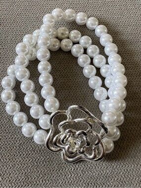 Elegant White Pearl Stretch Bracelet with Silver Floral Clasp